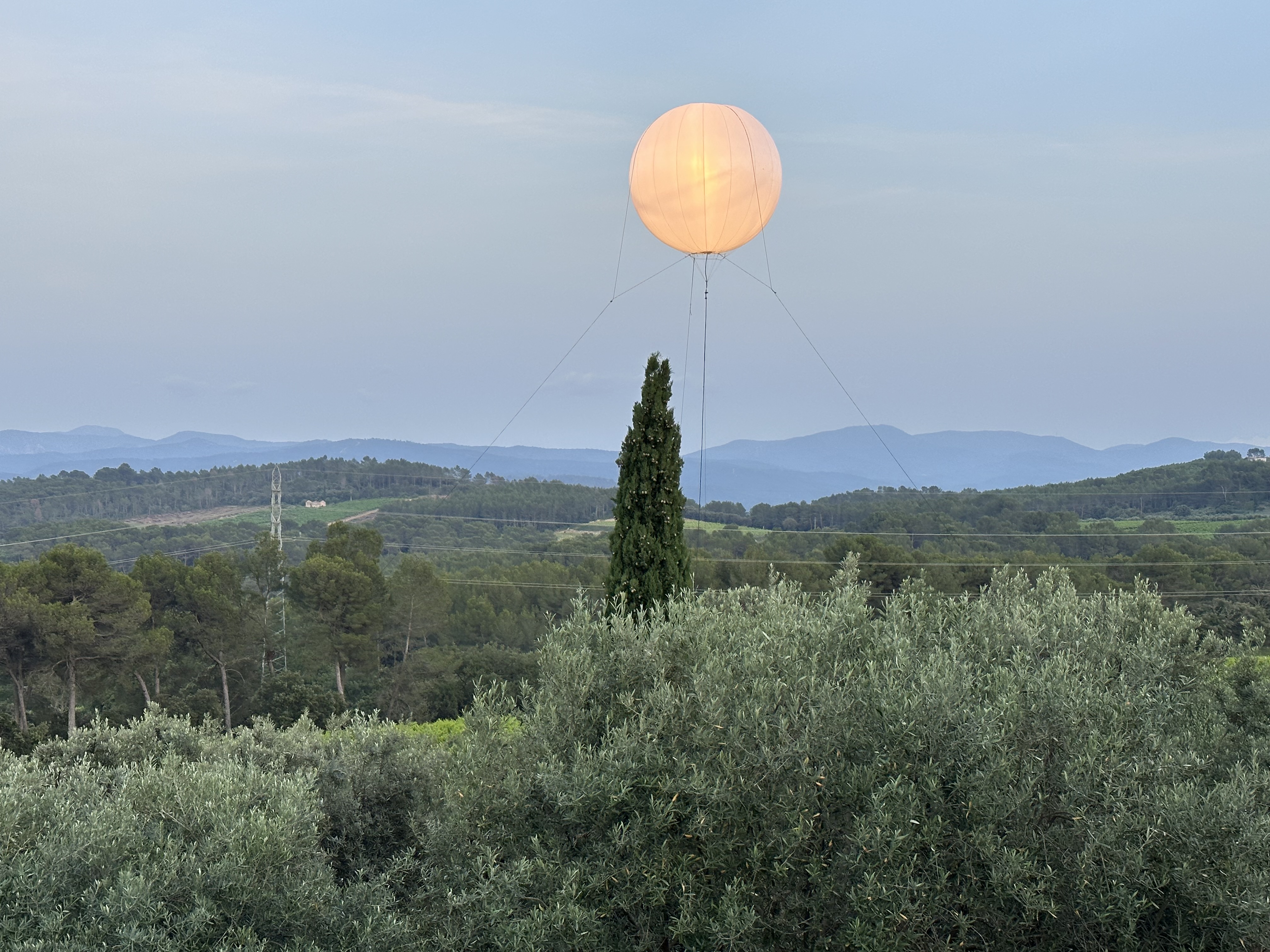 Photo de Lunix, ballon éclairant gonflé à l’hélium